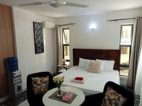 Dee Kijanis studio apartment